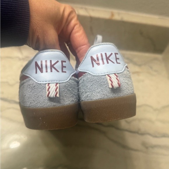 Women’s Nike tennis shoes, size 7 - Picture 2 of 6